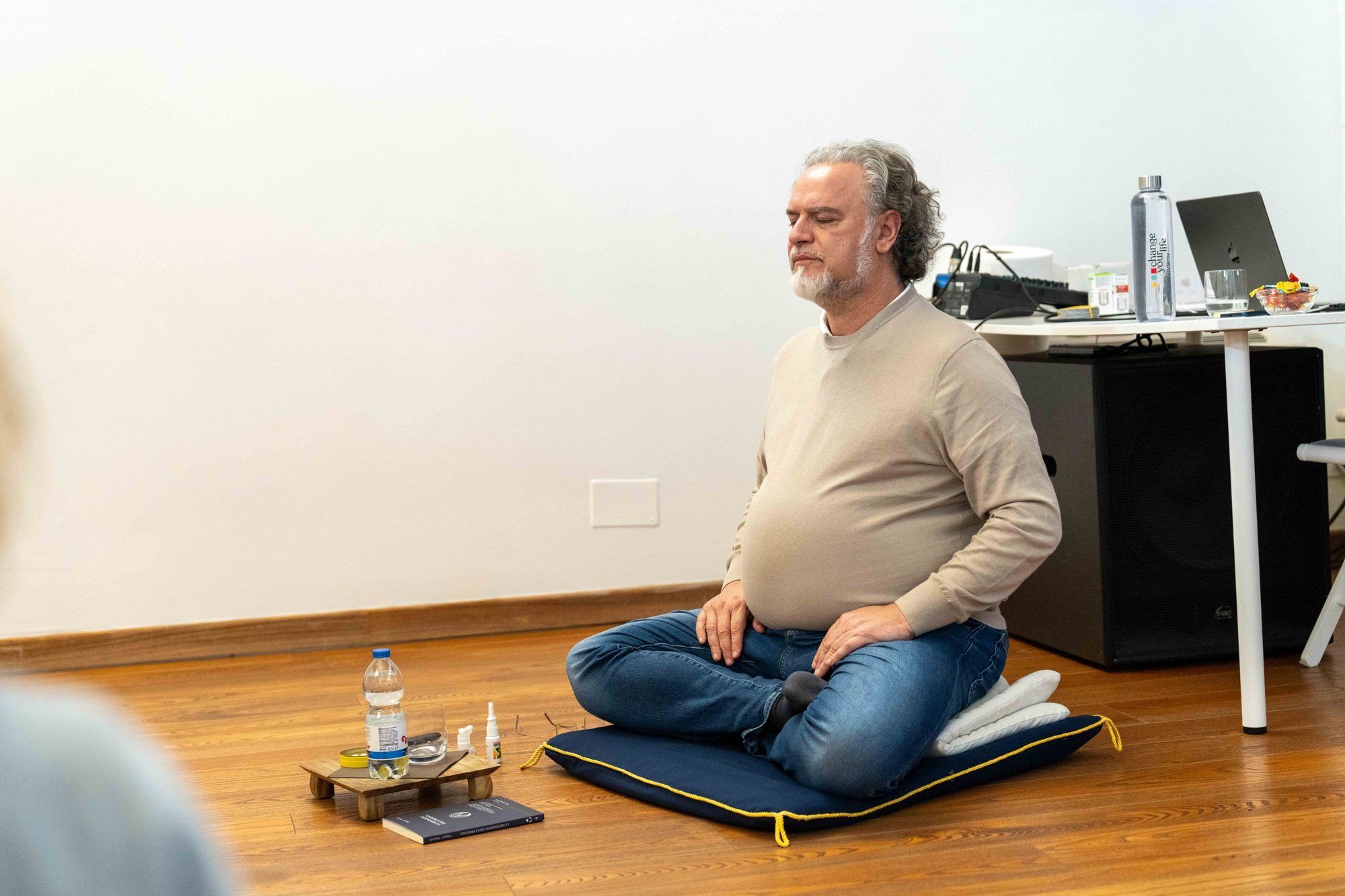 Filippo seduto in meditazione su un cuscino