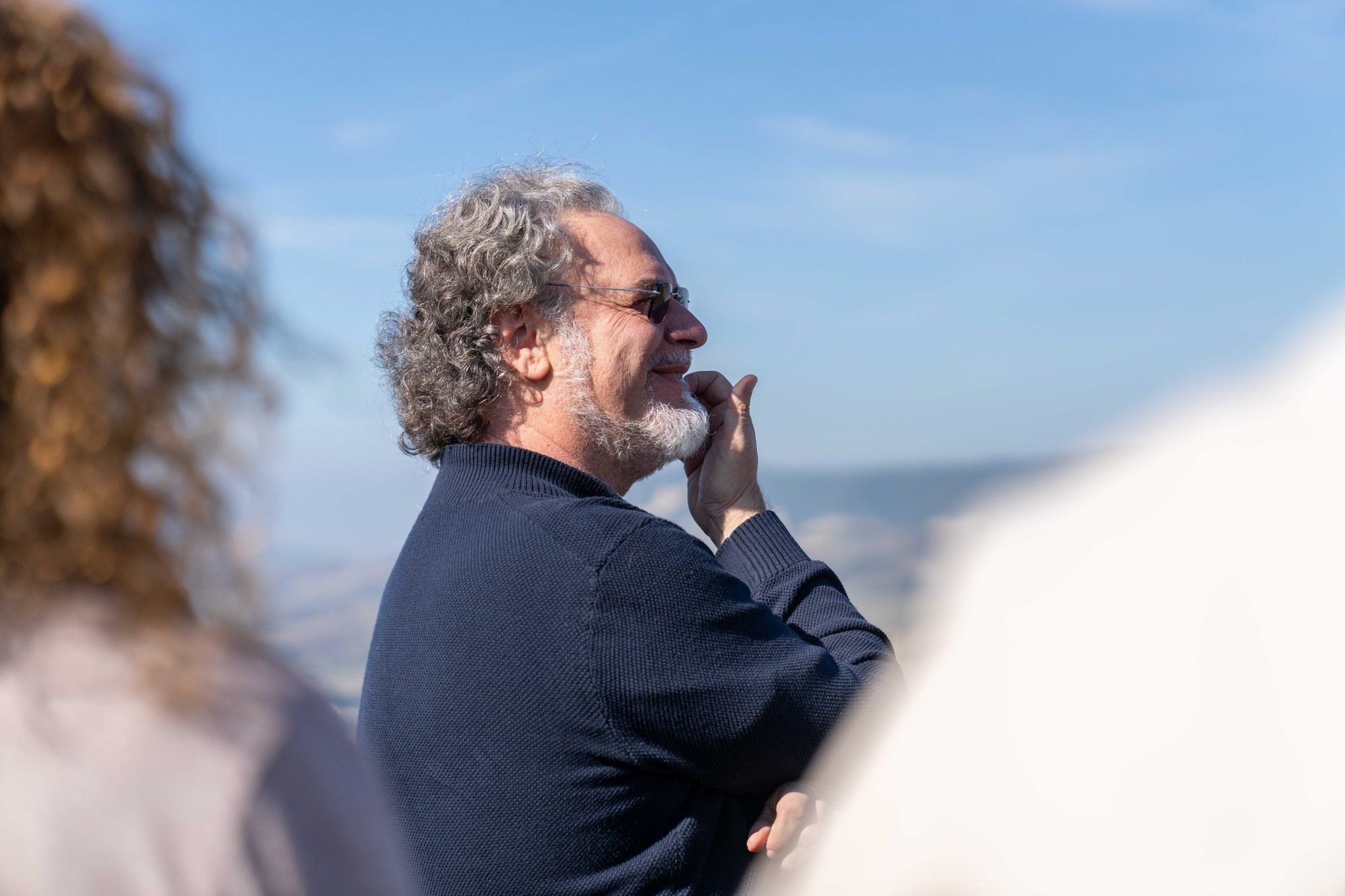 Filippo guarda l'orizzonte, sorridendo
