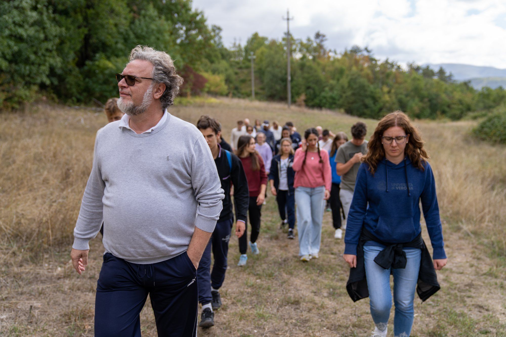 Filippo marche dans la Nature avec un groupe de participants