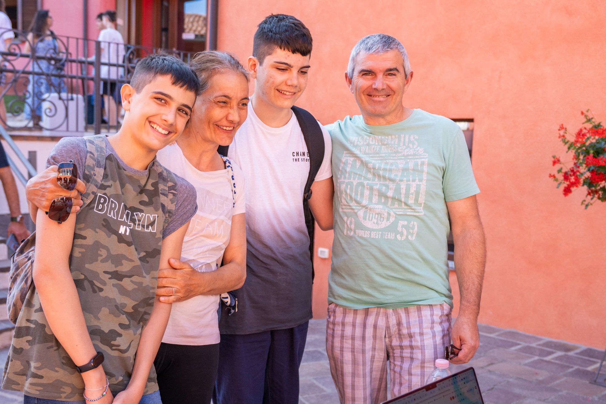 Dos jóvenes sonrientes con sus padres en el Change Your Life Kindle