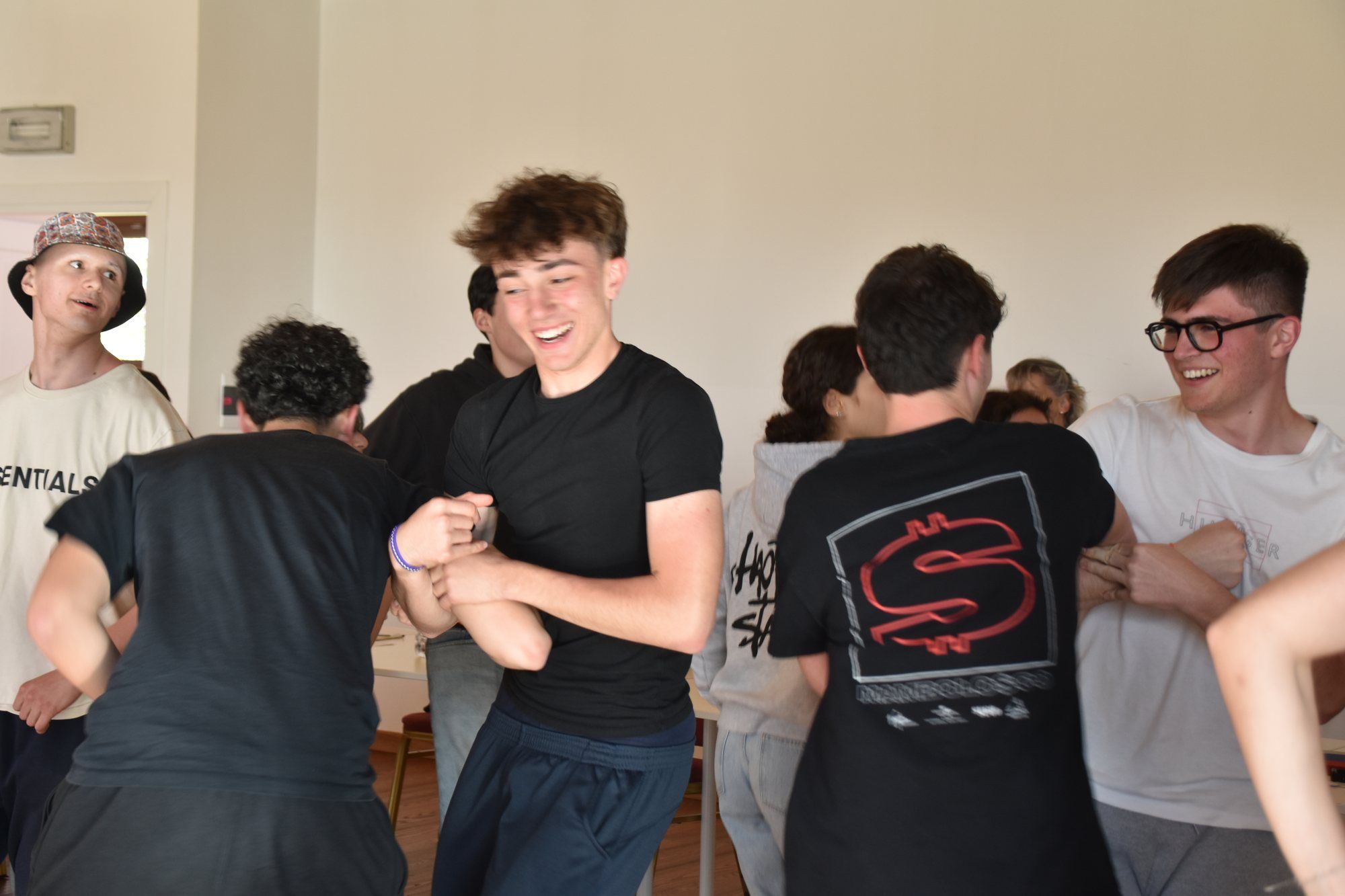 Des jeunes rient pendant un jeu au Change Your Life Kindle