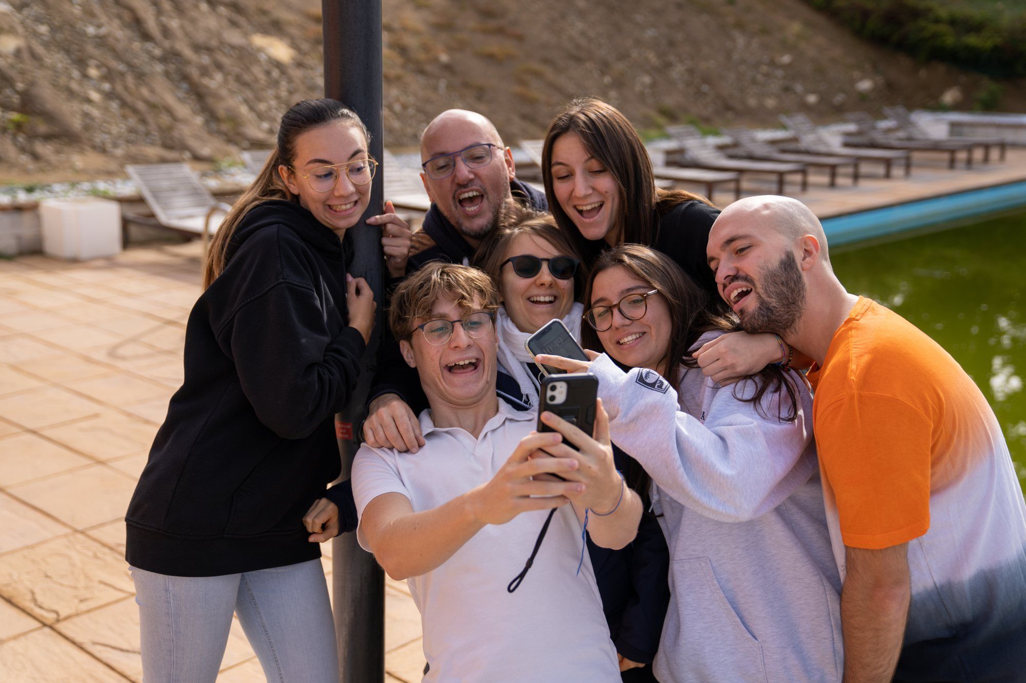 Des participants souriants prennent un selfie ensemble pendant une Masterclass