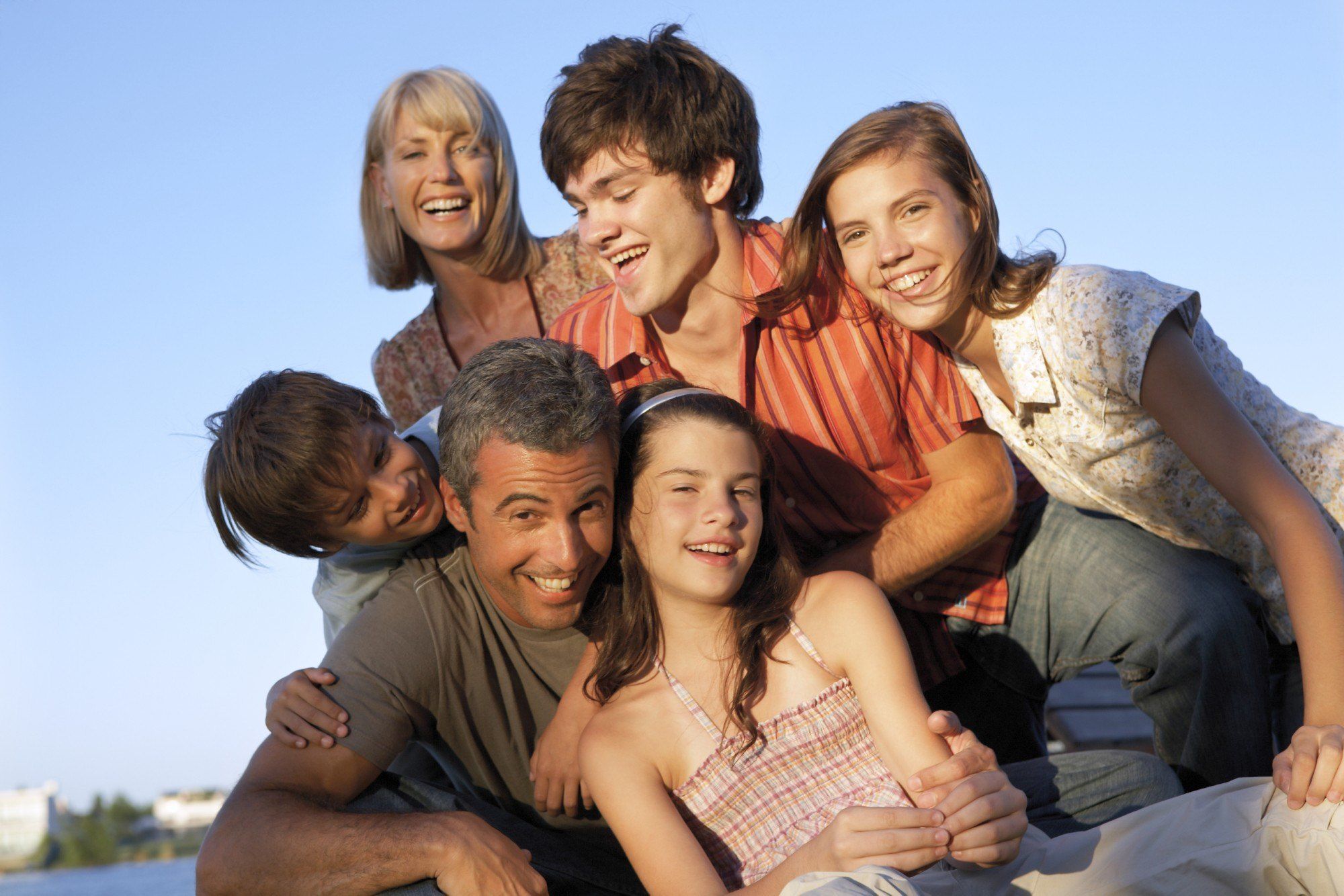 Une famille souriante en plein air : les parents avec leurs quatre enfants