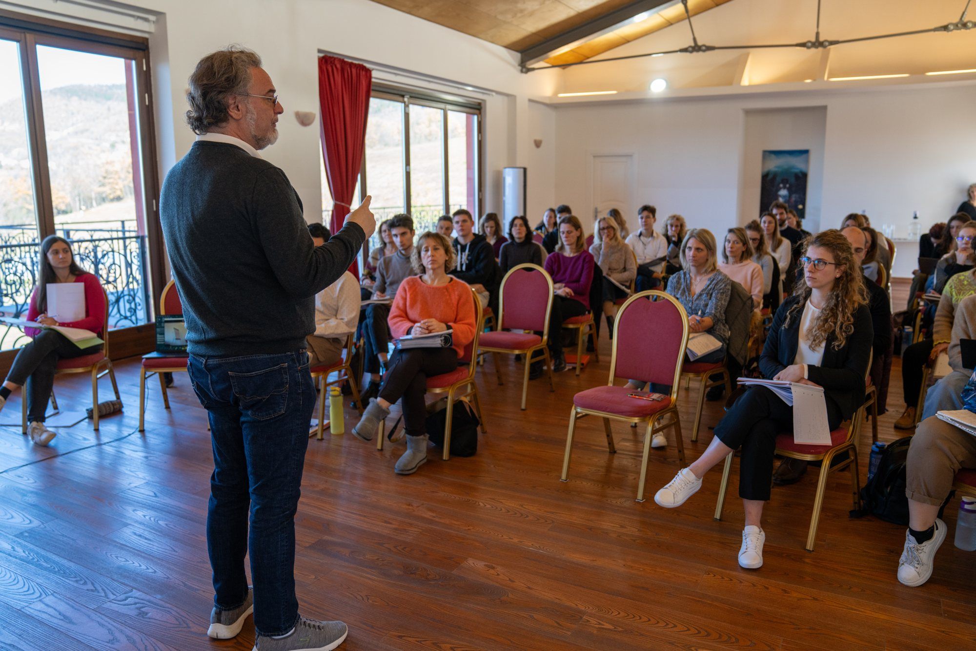 Filippo parle à un groupe de participants du Professional Master Training au Borgo del Monte Antico